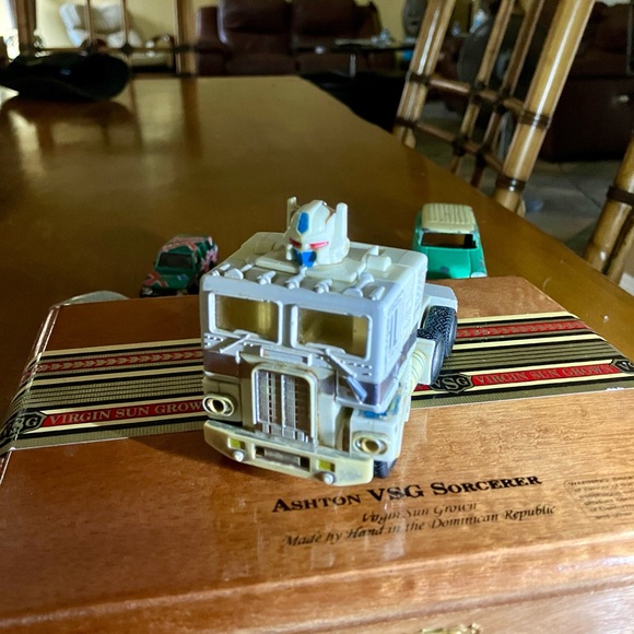 G1 “White Optimus” Vintage Transformer Toy - Picture 10 of 10